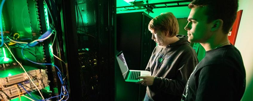 两个信息技术和网络专业的学生在服务器机房工作.